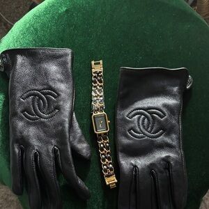 CHANEL Black Leather Gloves Leather
